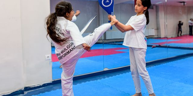 KMÜ’nün ‘Haydi Gel Spor Yapalım’ Projesine Yüzlerce Çocuk Katıldı
