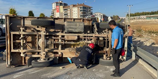 Kereste Yüklü Kamyon Yan Yattı: 2 Yaralı