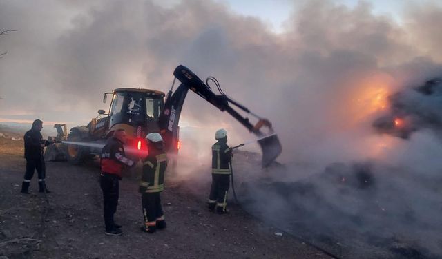 3 Bini Aşkın Saman Balyası Küle Döndü, Kamyonet Kullanılamaz Hale Geldi