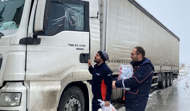 Yolda Kalan Sürücülere AFAD ve Kızılay'dan Kumanya