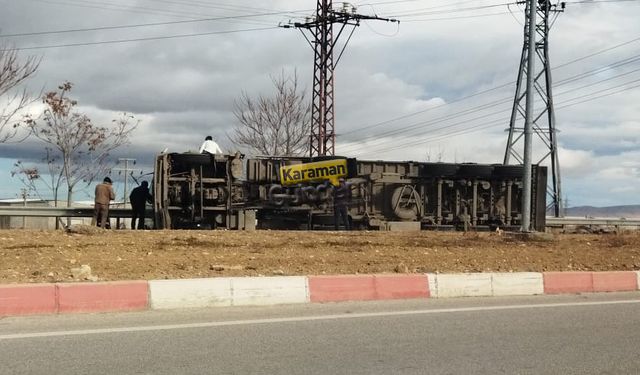 Kontrolden Çıkan Tır Yola Devrildi: 1 Yaralı