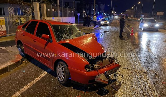 Tıra Arkadan Çarpan Otomobil Kâğıt Gibi Ezildi: 1 Yaralı