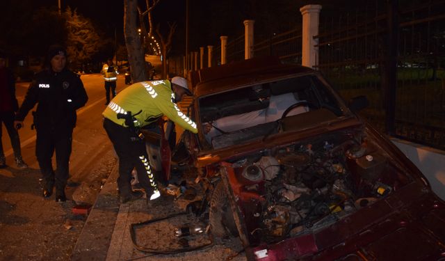 Karşı Şeride Geçip Duvara Çarpan Araç Hurdaya Döndü: 1 Yaralı