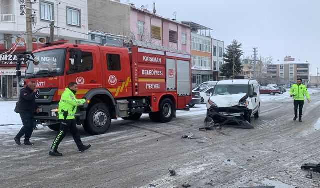 Kaza Yapan Otomobil, İş Yerindeki Tavuk Pişirme Makinesine Çarptı: 1 Yaralı