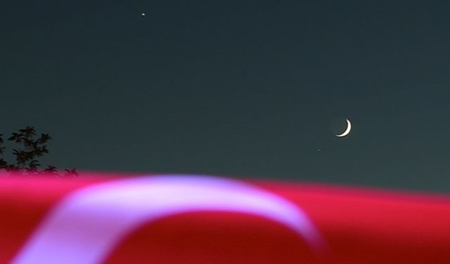 "Türk Bayrağı'nı Andıran Ay ve Yıldız Görüntüsü Gökyüzünde Duygusal Anlar Yaşattı"