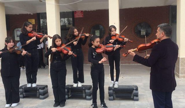 Karaman Merkez Zübeyde Hanım Ortaokulu Öğrencilerinden Müzikal Gösteri