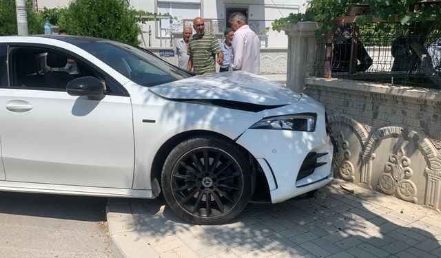 Gurbetçi Aile Evine Giremeden Kaza Yaptı: 1 Yaralı