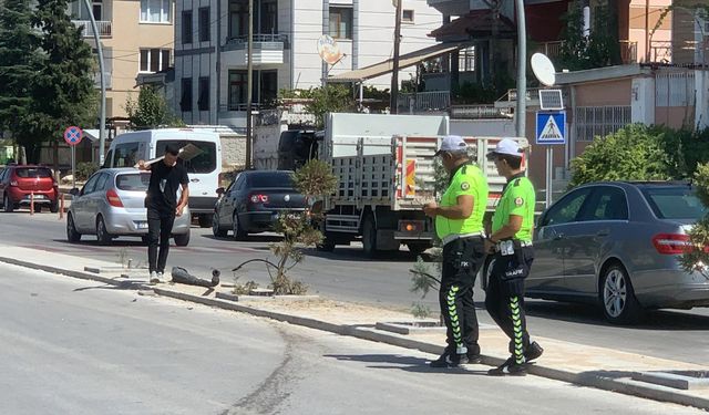 Otomobil Aydınlatma Direğini Devirdi: 2 Yaralı