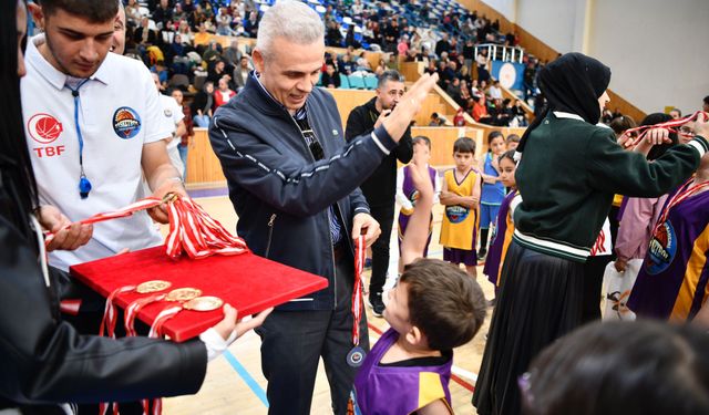 Vali Çiçekli, Genç Basketbolcuların Madalya Sevincine Ortak Oldu