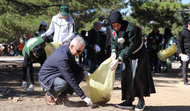 Vali Çiçek ve Gönüllülerden Orman Temizliği