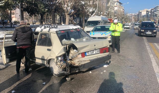 Geri Manevra Yapan Otomobil Hafif Ticari Araçla Çarpıştı: 1 Yaralı