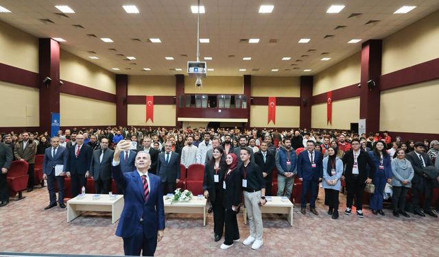 Vali Çiçekli, ‘Gençlik Politika Belgesi Vizyon Çalıştayı’ nda Gençlerle Bir Araya Geldi