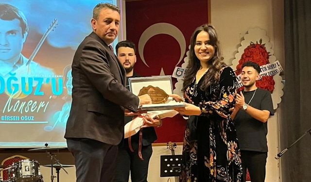 Sahnede Babası İsa Oğuz’un Hatırasını Yaşattı