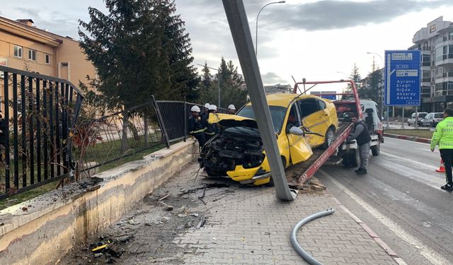 Kontrolden Çıkan Ticari Taksi Çarptığı Duvarda Asılı Kaldı: 1 Yaralı