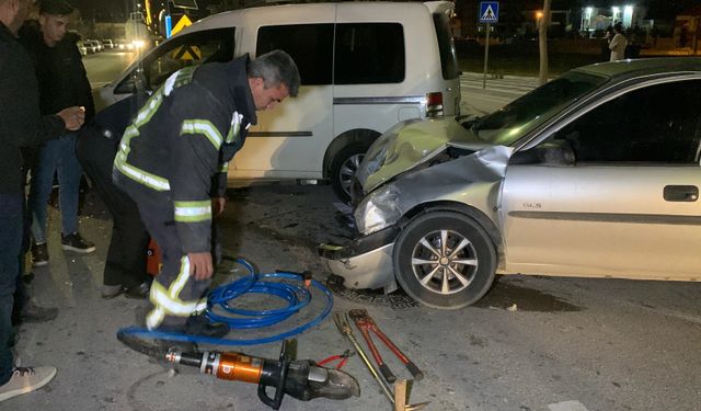 Karaman’da Hafif Ticari Araçla Otomobil Çarpıştı: 3 Yaralı