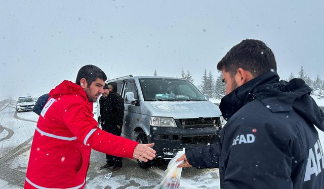 Yolda Kalan Vatandaşlara Yardım Eli