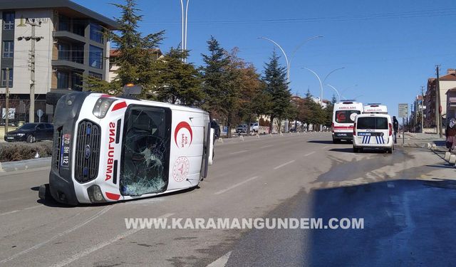 Karaman'da Otomobille Çarpışan Ambulans Devrildi: 3'Ü Sağlık Görevlisi 5 Kişi Yaralandı