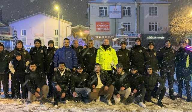 Polislerle Gençler Kartopu Savaşı Yaptı