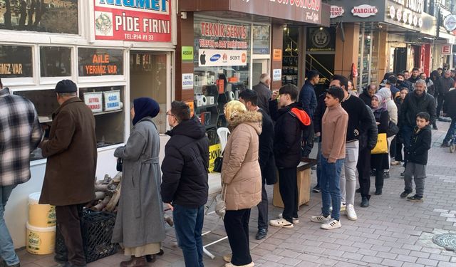 Ramazan'ın Vazgeçilmezi Tahinli Pide İçin Uzun Kuyruklar Oluştu