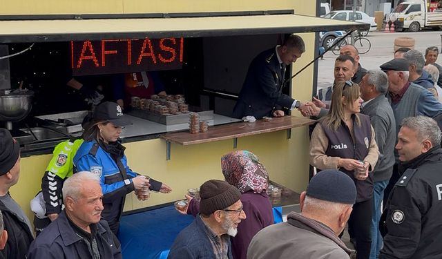 Aktekke Camisi'nde Karaman Halkına Sıcak Lokma İkramı