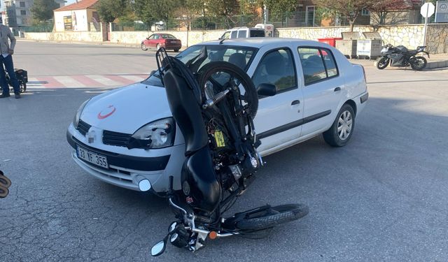 Karaman'da otomobille çarpışan motosiklet sürücüsü yaralandı