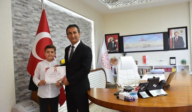 "İLK HİKAYEM" YARIŞMASINDA DERECEYE GİREN ÖĞRENCİLERE ÖDÜL