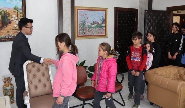 Kavaközü İlk/Ortaokulu Öğrencileri Kaymakam Bünyamin İlkay'ı Ziyaret Etti