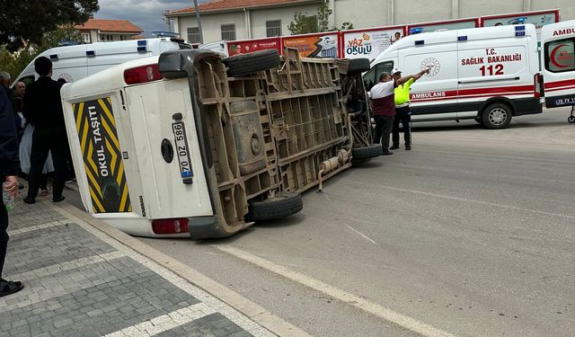 KAVŞAKTA İKİ ARAÇ BİRBİRİNE GİRDİ, ANNE HASTANELİK