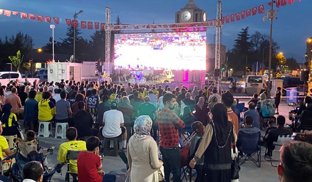 AKTEKKE MEYDANINA KURULAN DEV SİNEVİZYONDA MAÇ HEYECANI