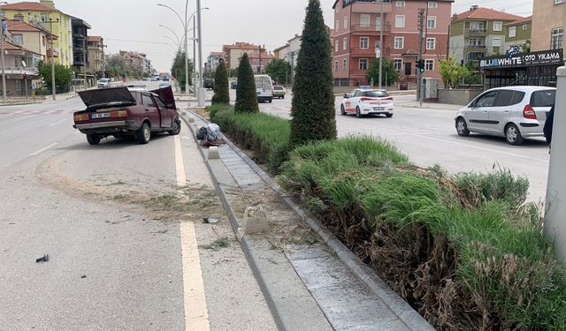 Aydınlatma Direğine Çarpan Otomobil Orta Refüjü Aşarak Karşı Şeride Geçti