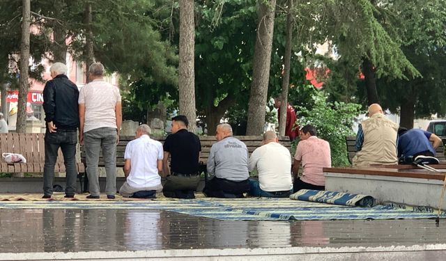 KARAMAN’DA SAĞANAK SONRASI YOLLAR GÖLE DÖNDÜ