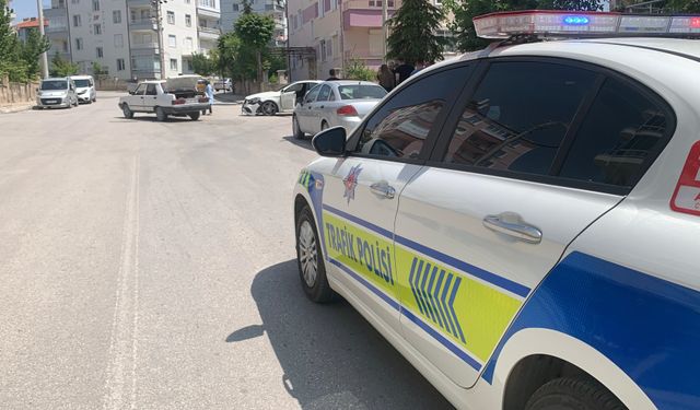 KARAMAN'DA OTOMOBİLLER ÇARPIŞTI: 4 YAŞINDAKİ ÇOCUK YARALANDI