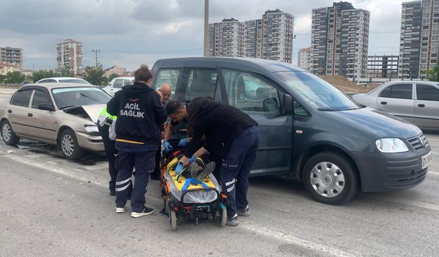 KARAMAN'DA IŞIKTA BEKLEYEN HAFİF TİCARİ ARACA OTOMOBİL ARKADAN ÇARPTI: 1 YARALI