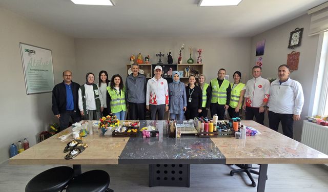 VALİ ÇİÇEKLİ’DEN YEŞİLAY’I ZİYARET