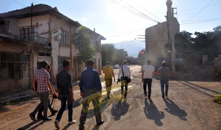 Yollarbaşı Köyü Muhtarı Hacı Ali Küçükberber köyde basın mensuplarını ağırladı. Köyün her sokağını basın mensuplarına gezdiren Küçükberber en büyük sıkıntılarının yol olduğunu söyledi.