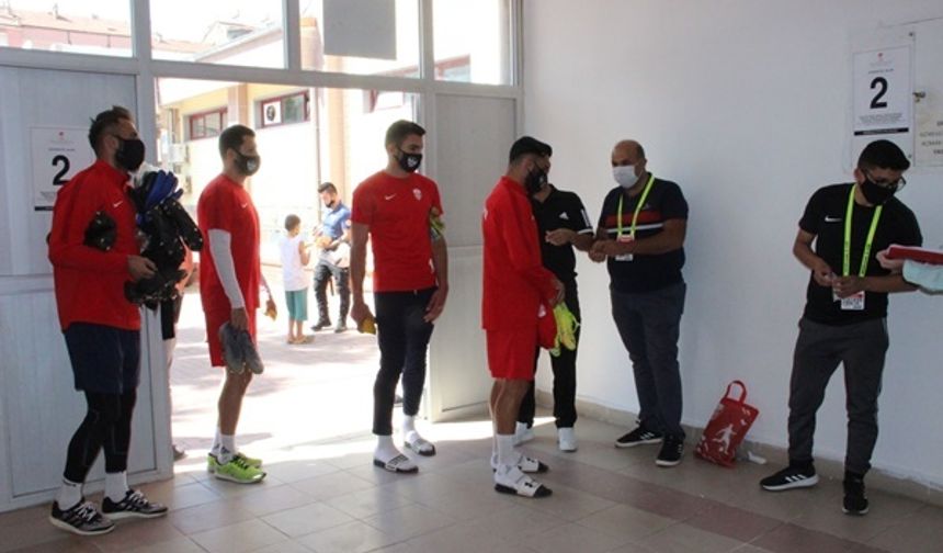 Maç İçin Stadyuma Gelen Futbolcuların Ateşi Ölçüldü