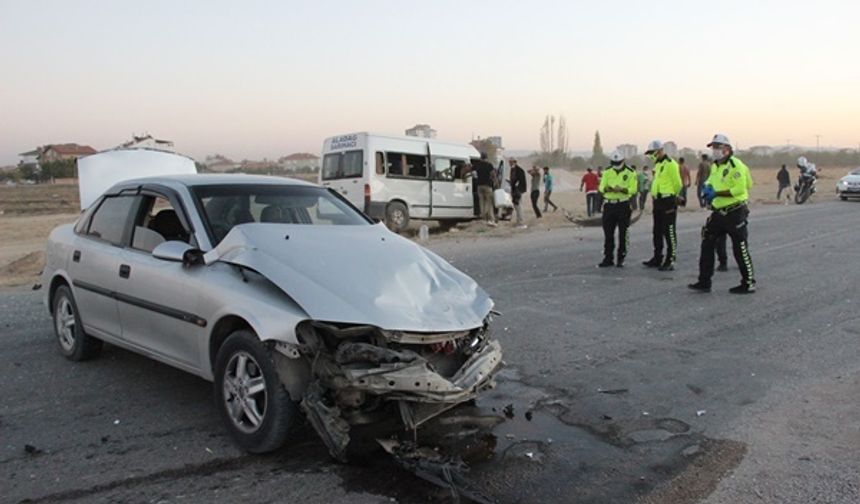 Karaman’da Tarım İşçilerini Taşıyan Minibüs İle Otomobil Çarpıştı: 13 Yaralı