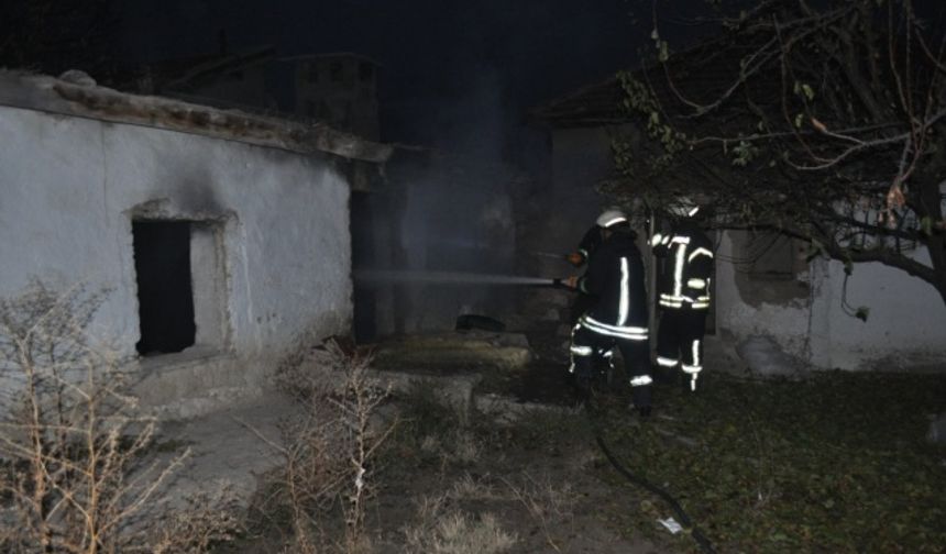 Karaman’da Metruk Evde Çıkan Yangın Söndürüldü