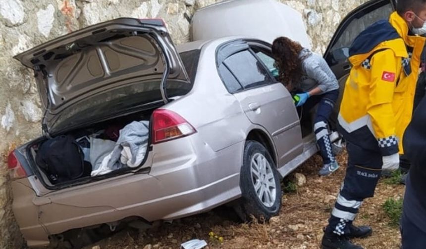 Karaman’da Kontrolden Çıkan Otomobil İstinat Duvarına Çarptı: 5 Yaralı