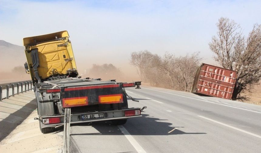 Karaman’da Şiddetli Rüzgar Yıktı Geçti!