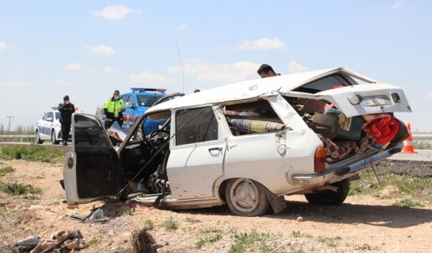 Uyarı Levhasına Çarparak Takla Atan Otomobildeki 2 Kişi Ölümden Döndü