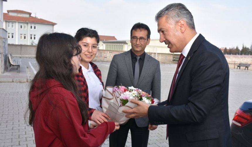 Vali Akkoyun: “Gelecekte Hangi Mesleği İcra Ederseniz Edin, Yazmaktan Vazgeçmeyin”