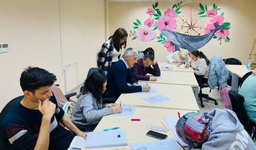 Bu Kursta Hayaller Siyah Beyaz Yansıtılıyor
