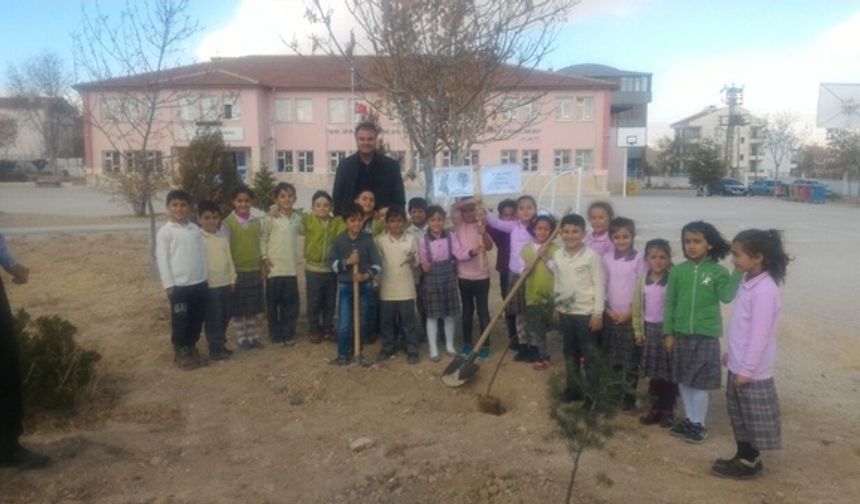 Miniklerden Atatürk Anısına Fidan