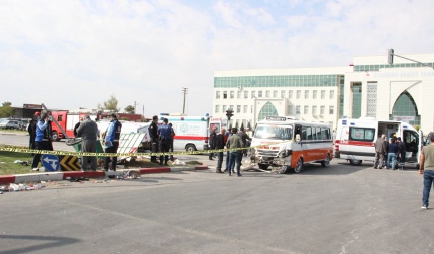 Ambulansın Karıştığı Kazada Yaralanan 10 Kişiden 5’i Taburcu Edildi