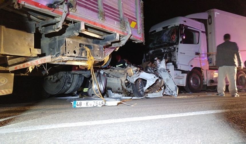 Kamyonun Halatla Çektiği Otomobile Tır Çaptı: 3 Ölü, 2 Yaralı