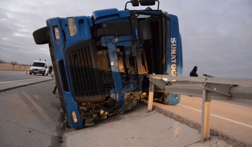 Çelik Bariyerlere Çarpan Tırda 2 Kişi Hayatını Kaybetti