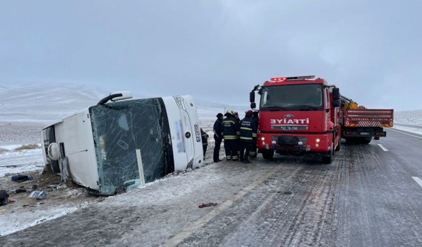 Konya'da Tur Otobüsü Devrildi 5 Kişi Öldü, 26 Kişi Yaralandı