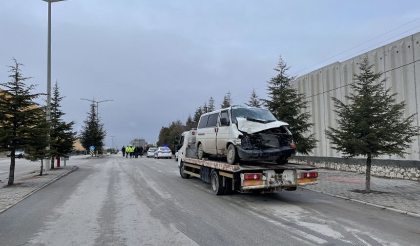 İşçi Taşıyan Minibüs Park Halindeki Tıra Çarptı!