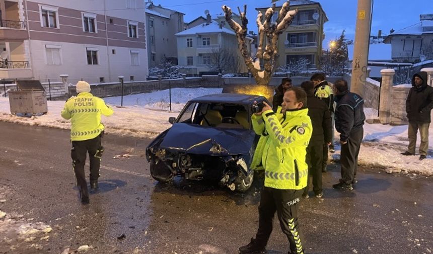 Buzda Kayan Araç Elektrik Direğine Çarptı